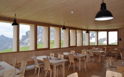 Fiederepasshütte, Gaststätte, Aufenthaltsraum, helle Möbel, Tische, Stühle, Einbaubänke