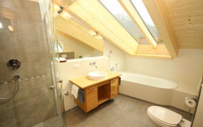 helles Badezimmer, Waschtisch mit Schubladen