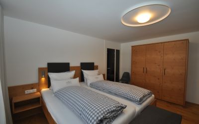 Schlafzimmerschrank Eiche, Einbaubett Eiche, Hotelzimmereinrichtung, Ferienwohnung