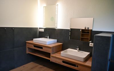 Kind und Erwachsener in einem Bad