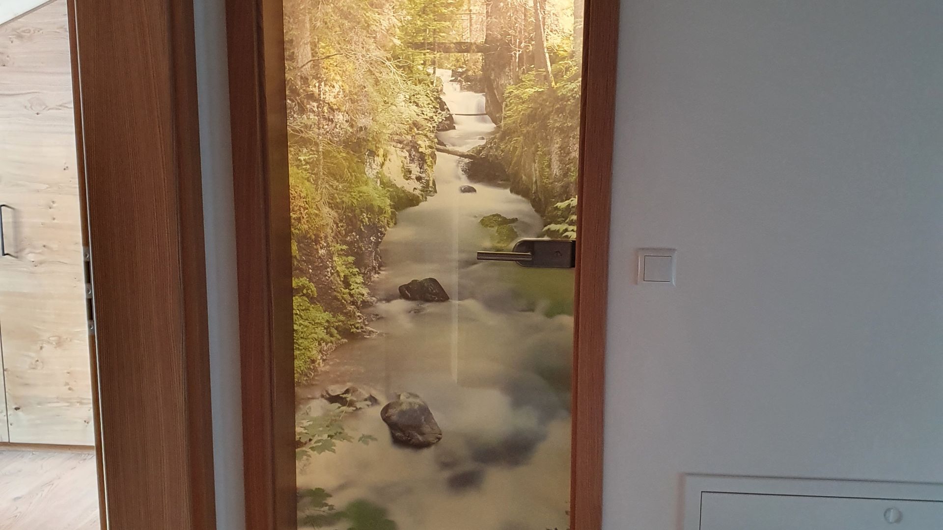 Glastür mit beklebtem Bild, Türe mit Bach, Türe mit Fluss