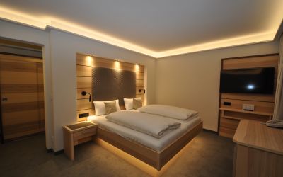 Indirektes Licht am Bett, Kernesche, Hoteleinrichtung, stilvoll, zeitlos, modern