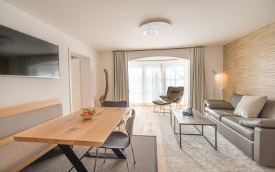Sitzgruppe, Einbaubank mit Tisch