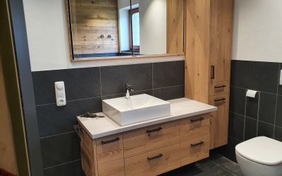 Eiche mit schwarzen Griffen und Hochschrank