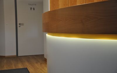 geschwungene Theke, LED-Licht, Arztpraxis