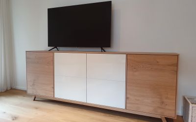 Sideboard Eiche mit weißen Fronten und seitlichen Füßchen