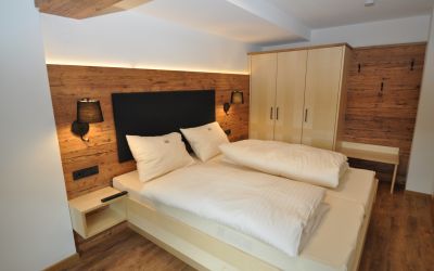 Altholz, Garderobe, Schrank, Bett