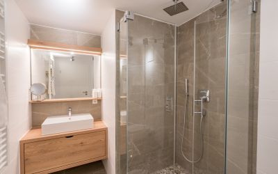 Badezimmermöbel in Eiche mit Spiegelschrank