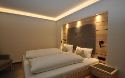 Kernesche, Esche, Polsterrückwand, stimmungsvolles Licht im Schlafzimmer